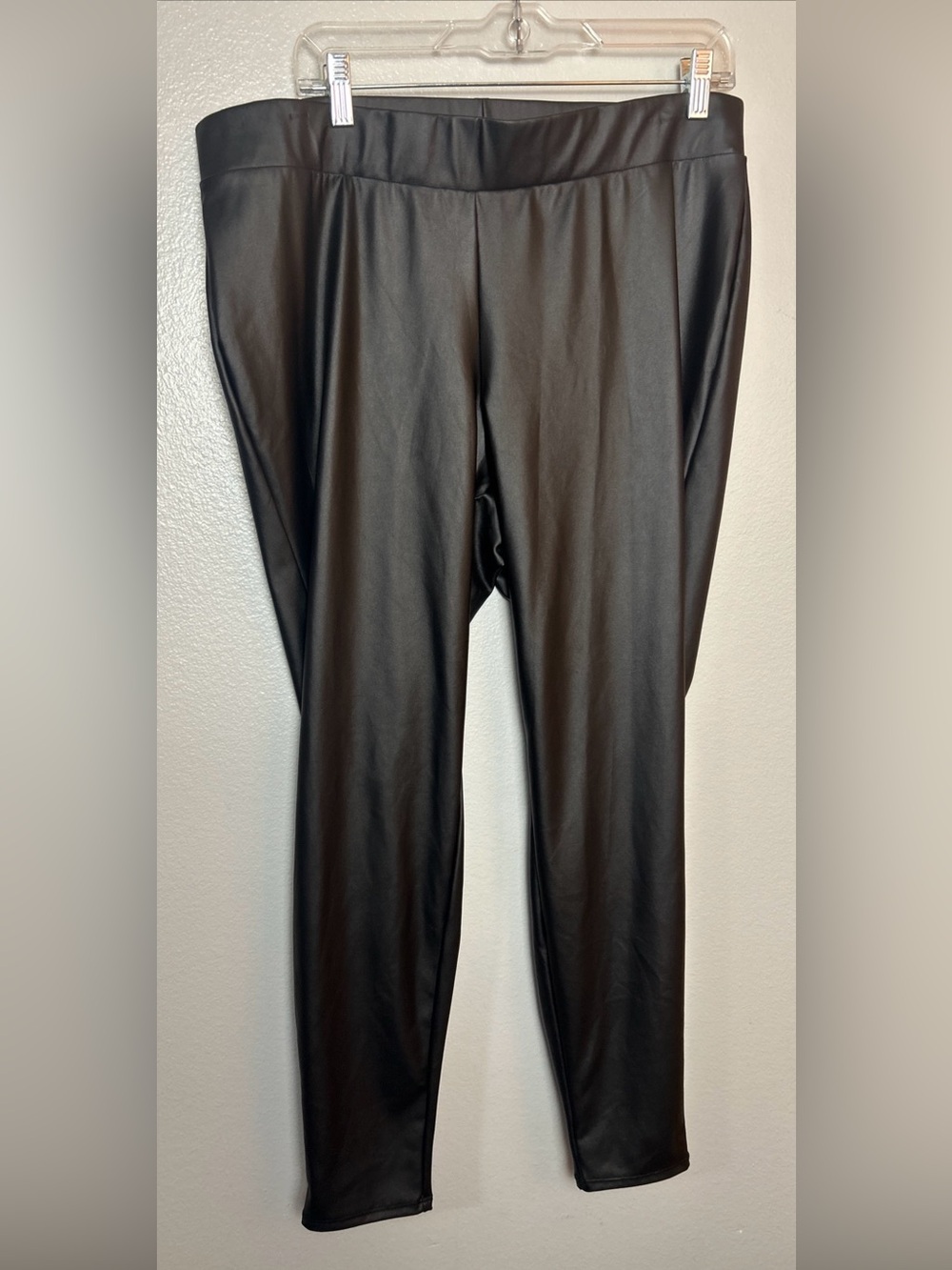 Torrid Womens Faux Leather Leggings 2 (2x) Black Stretch Tapered Leg Pull On